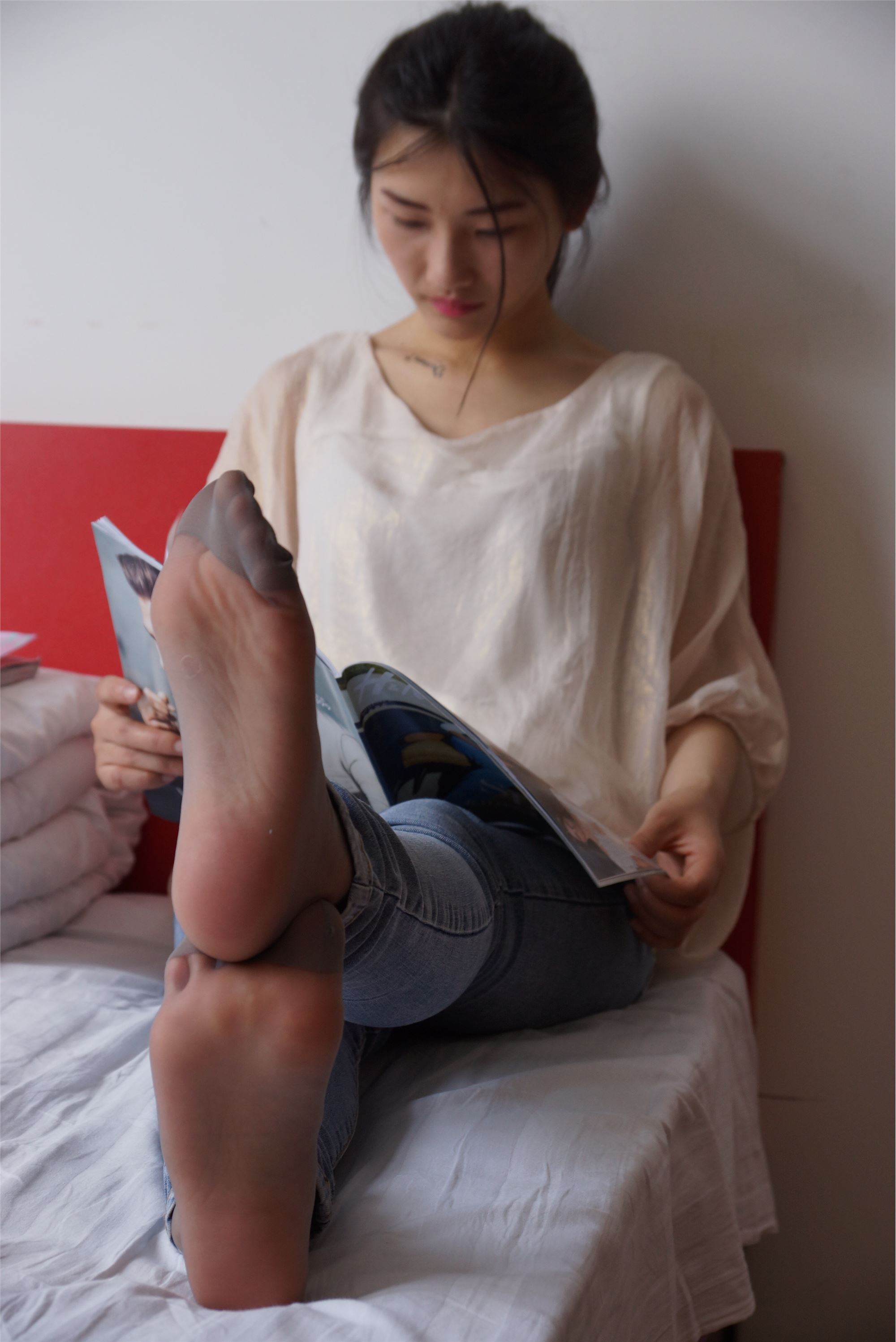 自由摄影 No.005 惬意的周末经典短灰丝陪你看看书